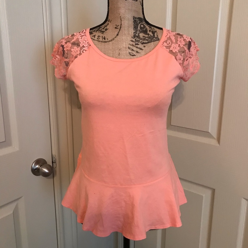 🛍2/$10 Peach Lace Peplum Top